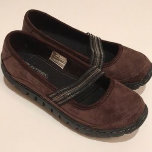 NWOT MOUNTREK SHOES TRACTION SLIP ON BALLET STYLE BROWN 6